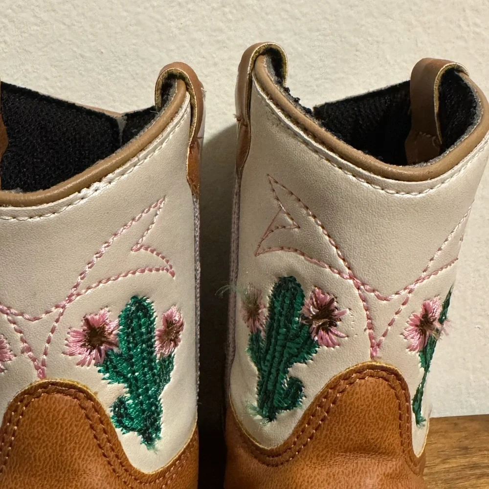 Kids' Tan and White Cactus Boots/size 4 baby